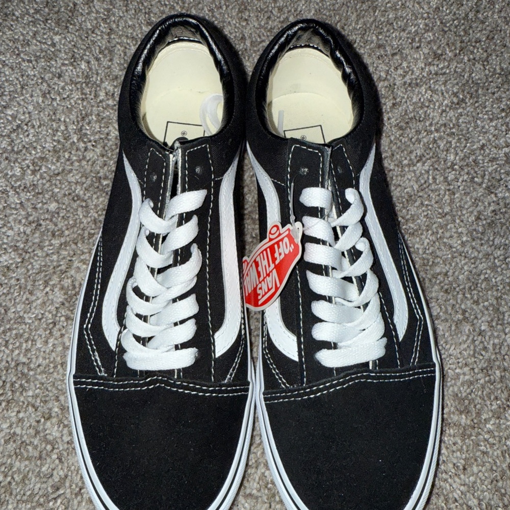 NWT Women’s Vans Black and White Old Skool Sneakers Iconic Skate Style - Size 9